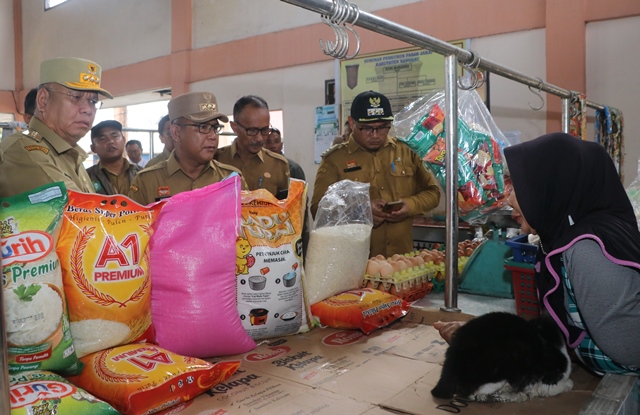 Pj Gubernur Kalbar Harrison didampingi Pj Bupati Sanggau Suherman saat memantau harga bahan pokok di pasar Sanggau, Senin (e4/3) yang dikeluhkan pedagang lantaran harga melonjak tinggi