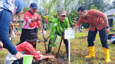 Pj Bupati Kubu Raya Kamaruzaman melakukan penanaman 625 bibit pohon secara simbolis dalam rangka hari bakti rimbawan, Kamis (7/3). Foto: dian