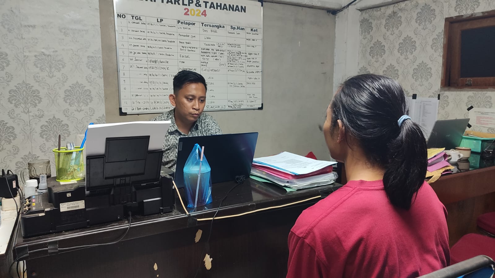 Polisi sedang memeriksa R yang membawa sajam untuk balas dendam gegara kalah tanding futsal saat duduk di kelas 2 SMA. Ia bersama dua remaja lainnya mengamuk di Komplek Korpri Jalan Sui Raya Dalam pada Selasa (27/2) lalu. Foto: ist/tmB