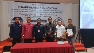 Kepala Dinas Perumahan dan Pemukiman Kalbar, Yosafat Triadhi Andjioe dan Kepala Dinas PUPR Kubu Raya menyaksikan penanda tanganan perusahaan yang mendapat proyek PSU di Kalbar, Jumat (8/3). Foto: dian