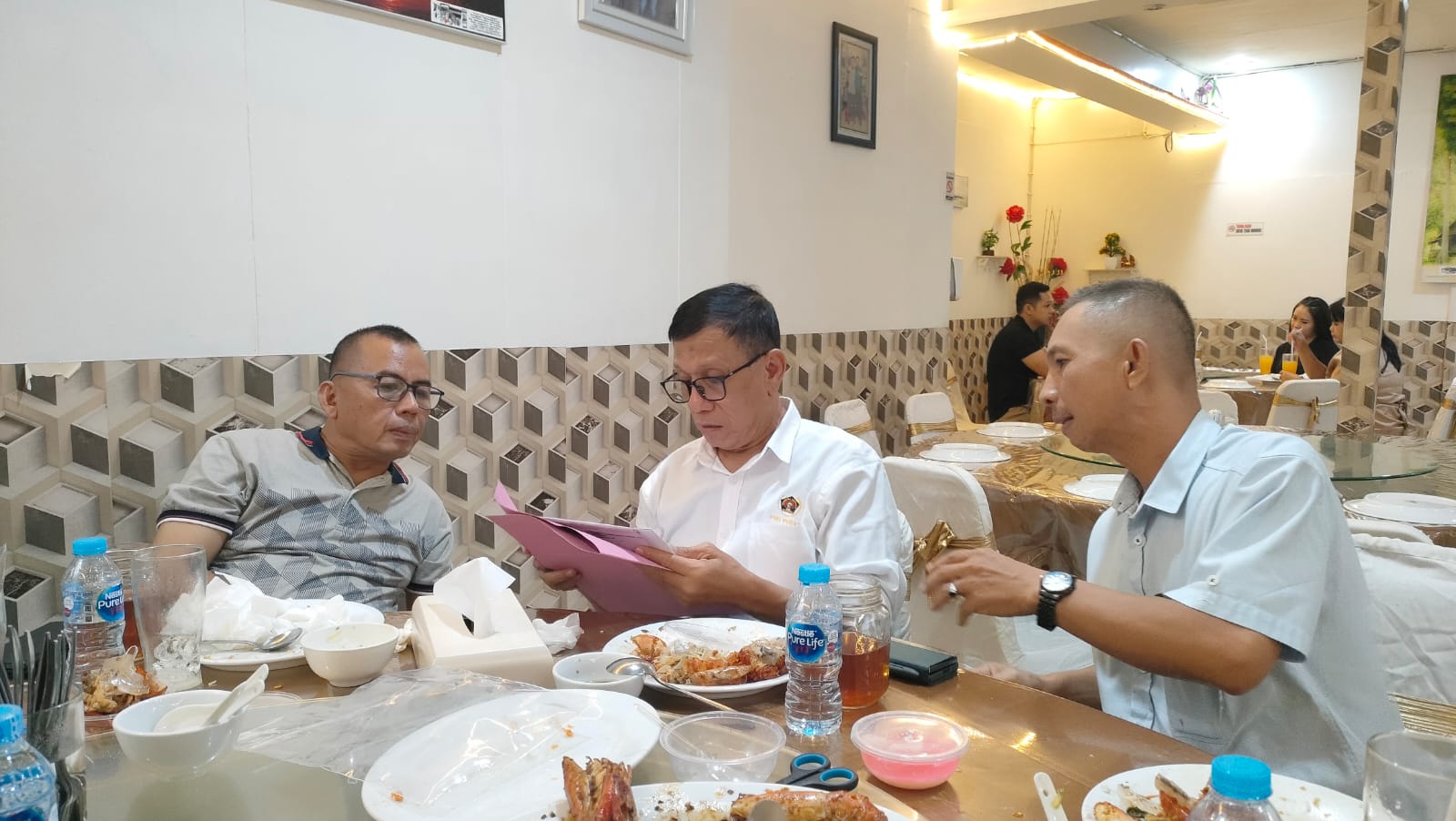 Ketua Umum PWI Hendri CH Bangun dan Sekjen Sayid Iskandar saat menerima bukti otentik berupa SK partai yang tidak tercantum nama Rolf Korah, usai buka puasa bersama, Jumat (30/3).
