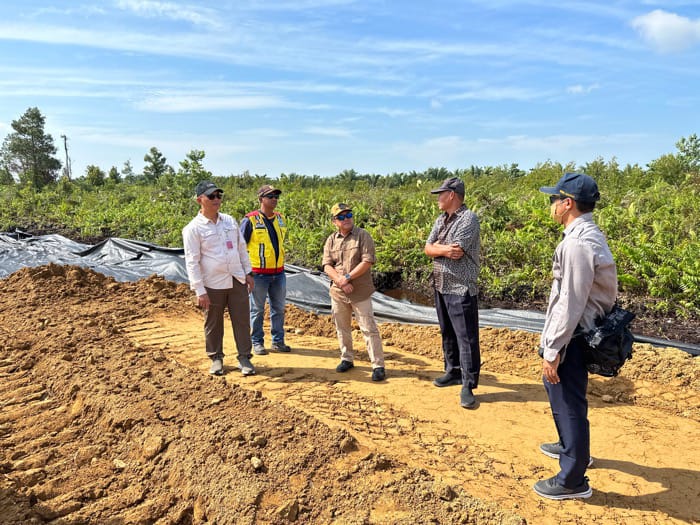 Pj Wali kota Singkawang Sumastro bersama instansi terkait saat meninjau progres pekerjaan jalan utama akses ke Bandara Singkawang yang belum rampung jelang kedatangan Presiden RI Joko Widodo, Jumat (15/3)