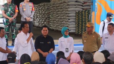 Presiden RI Joko Widodo saat penyaluran Bantuan Pangan Cadangan Pemerintah kepada masyarakat Singkawang di Komplek Pergudangan Bulog Kota Singkawang, Rabu (20/3). Kesempatan itu Jokowi belum dapat pastikan bantuan panngan yang berakhir Juni bakal dilanjutkan