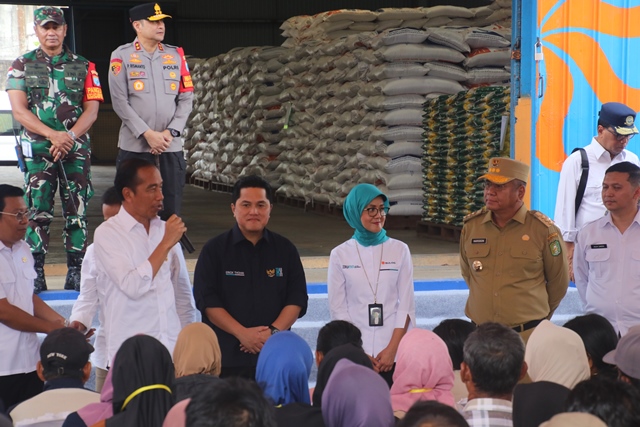 Presiden RI Joko Widodo saat penyaluran Bantuan Pangan Cadangan Pemerintah kepada masyarakat Singkawang di Komplek Pergudangan Bulog Kota Singkawang, Rabu (20/3). Kesempatan itu Jokowi belum dapat pastikan bantuan panngan yang berakhir Juni bakal dilanjutkan