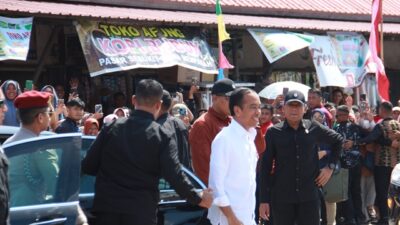 Usai dari Kota Singkawang, Presiden RI Joko Widodo langsung menuju ke Pasar Sebukit Rama di Kabupaten Mempawah untuk mengecek kondisi harga bahan pangan, Rabu (20/3). Foto: ist/tmb