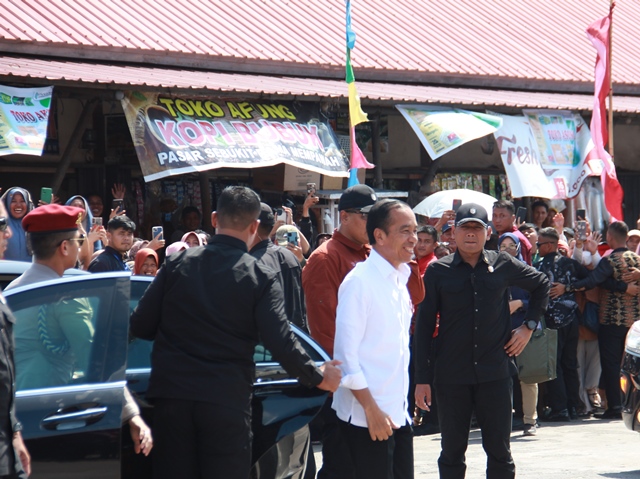 Usai dari Kota Singkawang, Presiden RI Joko Widodo langsung menuju ke Pasar Sebukit Rama di Kabupaten Mempawah untuk mengecek kondisi harga bahan pangan, Rabu (20/3). Foto: ist/tmb