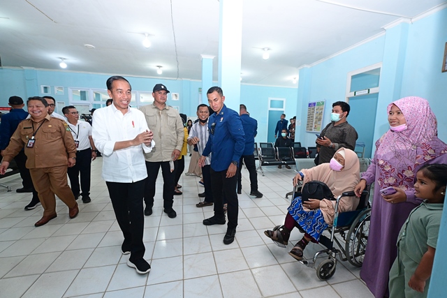 Usai mengecek harga di Pasar Sui Ringin, Presiden Jokowi meninjau RSUD Sekadau, Kamis (21/3). Foto: ist/tmB