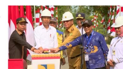 Presiden Jokowi didampingi Menteri PUPR, Menteri Perhubungan, Pj Gubernur Kalbar, Bupati Mempawah dan Anggota DPR RI dapil Kalbar saat meresmikan 24 ruas jalan di Kalbar senilai Rp648 miliar. Peresmian dipusatkan di Kabupaten Mempawah, Rabu (20/3).