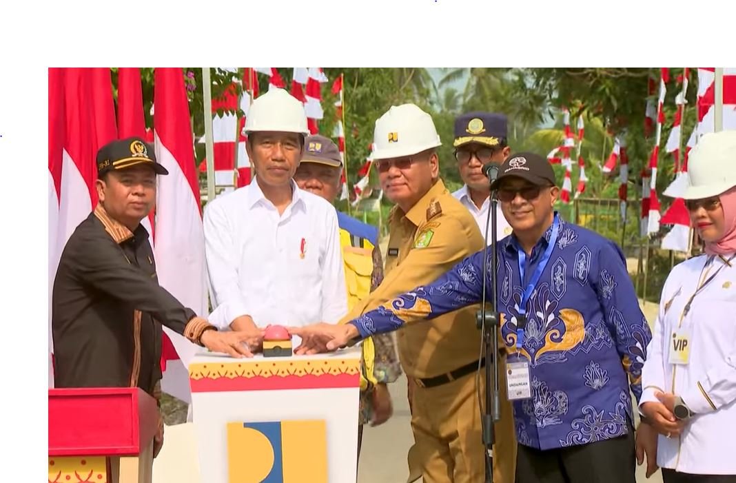 Presiden Jokowi didampingi Menteri PUPR, Menteri Perhubungan, Pj Gubernur Kalbar, Bupati Mempawah dan Anggota DPR RI dapil Kalbar saat meresmikan 24 ruas jalan di Kalbar senilai Rp648 miliar. Peresmian dipusatkan di Kabupaten Mempawah, Rabu (20/3).