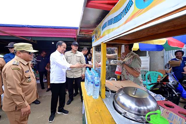 Saat bertemu dengan pedagang di Pasar Sui Ringin Sekadau, Kamis (21/3), Presiden Jokowi menjamin berbagai skema pembiayaan dengan bunga rendah bahkan tanpa agunan untuk modal usaha para pedagang. Foto: ist/tmB