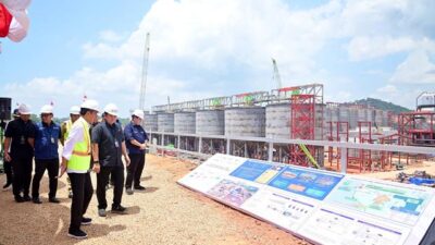 Smelter Alumina Bauksit di Kalbar merupakan salah satu Proyek Strategis Nasional (PSN) yang menjadi perhatian khusus Presiden RI Joko Widodo. Jokowi meninjau secara detail progres pembangunan Smelter Grade Alumina Refinery (SGAR) yang terletak di Kabupaten Mempawah, Rabu (20/3). Foto: ist/tmB