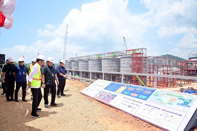 Smelter Alumina Bauksit di Kalbar merupakan salah satu Proyek Strategis Nasional (PSN) yang menjadi perhatian khusus Presiden RI Joko Widodo. Jokowi meninjau secara detail progres pembangunan Smelter Grade Alumina Refinery (SGAR) yang terletak di Kabupaten Mempawah, Rabu (20/3). Foto: ist/tmB