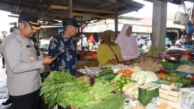 Pj Bupati Kubu Raya Kamaruzaman didampingi Kapolres Kubu Raya meninjau Pasar Senggol di Kuala Dua. Ia meminta masyarakat jangan takut melaporkan penimbunan sembako