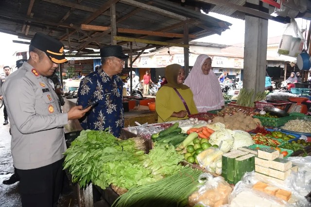 Pj Bupati Kubu Raya Kamaruzaman didampingi Kapolres Kubu Raya meninjau Pasar Senggol di Kuala Dua. Ia meminta masyarakat jangan takut melaporkan penimbunan sembako
