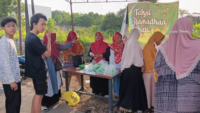 Puluhan warga Desa Sui Raya Dalam (Serdam) rela antri untuk mendapatkan takjil gratis. Kantin takjil Ramadan ini gratis dibuka hanya pada moment bulan puasa. Foto: dian