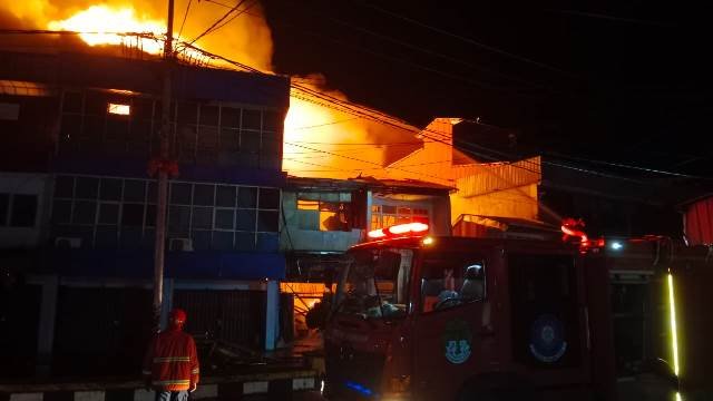 Sebanyak 14 ruko di Jalan Merdeka, Kelurahan Kantor, Kecamatan Delta Pawan hangus dilahap si jago merah Minggu (3/3) pagi. Foto: naufal