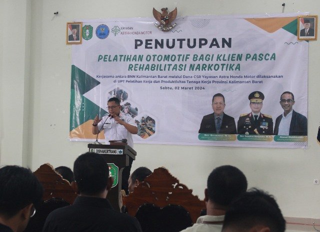 Kepala BNNP Kalbar Brigjen Pol Sumirat Diwyanto saat menutup pelatihan otomotif bagi 30 orang mantan pecandu Kalbar pada Sabtu (2/3). Hasil dari pelatihan ini diharapkan mantan pecandu dapat memiliki bakat dan keahlian mengembangkan diri