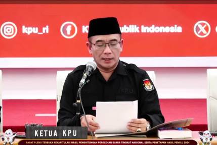 Ketua KPU RI Hasyim Asy'ari saat membacakan Surat Keputusan Nomor 360 tahun 2024, Rabu (20/3) malam. Dalam keputusan itu, pasangan Prabowo - Gibran dinyatakan sebagai pemenang pilpres tahun 2024 dengan meraih 96 juta suara