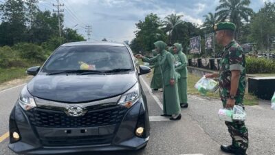 Personel dan Persit Kompi Senapan B Sanggau membagikan ratusan paket takjil gratis untuk masyarakat sekitar dan pengendara yang melintas, Sabtu (23/3). Foto: pek