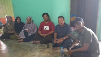 Ketua KPU Kubu Raya, Kasiono mengunjungi rumah petugas KPPS di Desa Olak-olak Kubu yang meninggal dunia setelah melaksanakan Pemilu, Rabu (6/3)