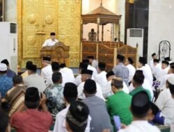Ma’ruf Amin Salat Isya dan Tarawih di Mujahidin Pontianak