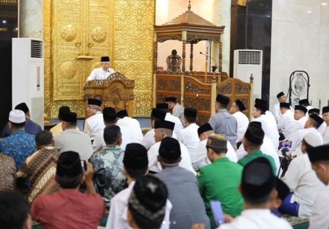 Agenda pertama Wakil Presiden RI Ma'ruf Amin ke Kalbar adalah salat dan tarawih berjamaah di Masjid Raya Mujahidin Pontianak, Selasa (26/3). Foto: dok