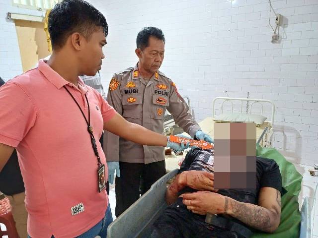 Seorang pemuda bertatot di Singkawang tewas ditusuk bagian lehernya. Korban bernama Resky (24) tewas ditusuk di jalan Sama- Sama Kelurahan Pasiran, Kecamatan Singkawang Barat pada Senin (11/3) subuh. Foto: ist/uck