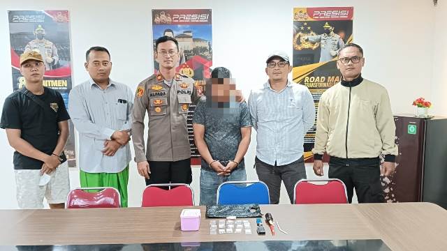 Polsek Sandi yang berhasil menangkap pengedar sabu berinisial JMN (39) ditangkap di rumahnya di Dusun Kediuk, Desa Istana, Kecamatan Sandai padar Rau( 26/3). Foto: naf