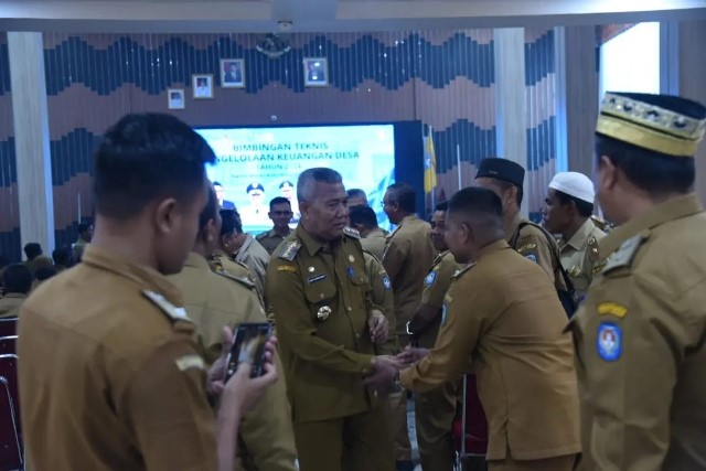 Pj Bupati Kubu Raya Kamaruzaman saat memberikan arahan kepada kepala desa saat bimtek pengelolaan dana desa di Kubu Raya, Selasa (5/3)