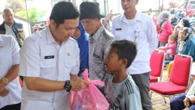 Pj Sekda Singkawang Aulia Candra, menyerahkan simbolis bantuan permakanan berupa paket sembako kepada penyandang kesejahteraan sosial, Rabu (6/3). Foto: uck