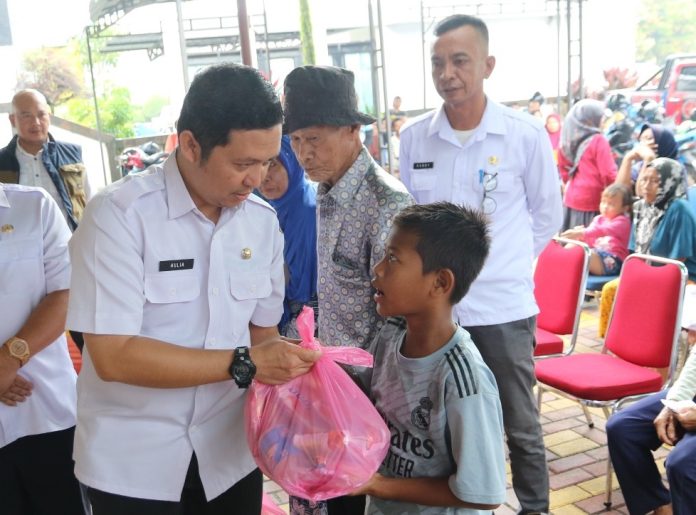 Pj Sekda Singkawang Aulia Candra, menyerahkan simbolis bantuan permakanan berupa paket sembako kepada penyandang kesejahteraan sosial, Rabu (6/3). Foto: uck