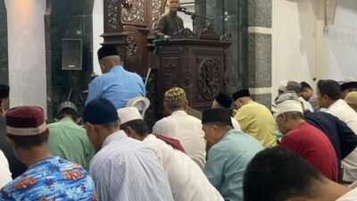 Pj Wali kota Singkawang Sumastro saat akan salat tarawih Masjid Raya Singkawang pada Selasa (12/3) malam berharap moment bulan puasa memperkuat kerukunan di Singkawang sebagai kota toleransi