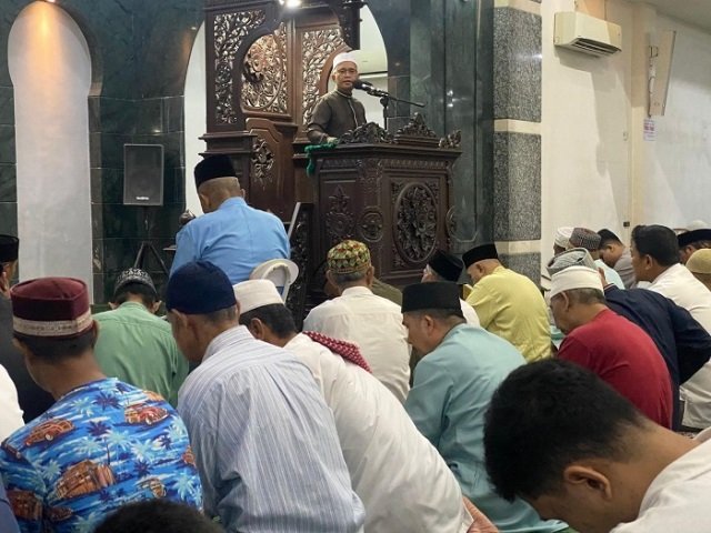 Pj Wali kota Singkawang Sumastro saat akan salat tarawih Masjid Raya Singkawang pada Selasa (12/3) malam berharap moment bulan puasa memperkuat kerukunan di Singkawang sebagai kota toleransi