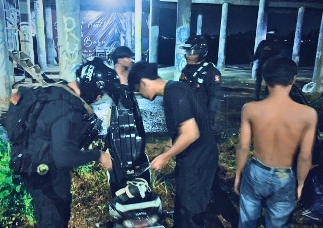 Untuk mencegah terjadinya tindakan kriminalitas di bulan puasa, Polres Kubu Raya memperketat patroli di sejumlah titik. Alhasil, beberapa sekelompok anak muda ditemukan tengah berkumpul di tengah malam terpaksa harus dibubarkan pada Kamis (14/3) subuh. Foto: ist/tmB