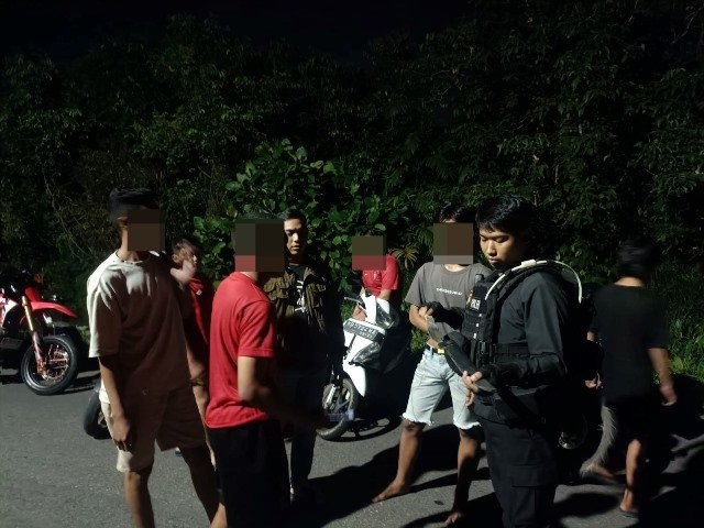 Tim Patroli Presisi Spartan Polres Kubu Raya membubarkan 10 orang remaja yang diduga hendak melakukan tawuran pada Jumat (15/3) malam saat sedang berkumpul di Jalan Angkasa Pura Desa Limbung Kecamatan Sui Raya. Foto: ist/tmb