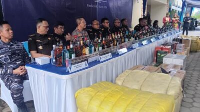 Ribuan botol minol dan rokok ilegal di Kalbar dimusnahkan Kanwil Direktorat Jenderal Bea dan Cukai Kalimantan Bagian Barat (DJBC Kalbagbar), Jumat (1/3). Foto: dian