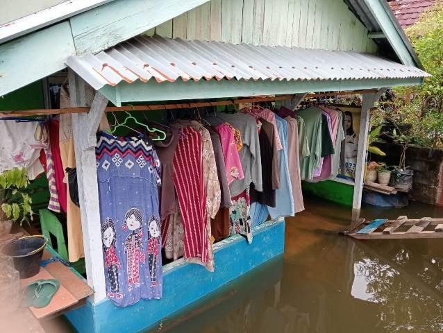 Cuaca ekstrem yang mengakibatkan ratusan rumah warga terendam banjir menyisakan kisah pilu tersendiri. Seperti yang dialami nenek Kamilah (72) yang terpaksa harus mengungsi ke rumah anaknya. Foto: pek
