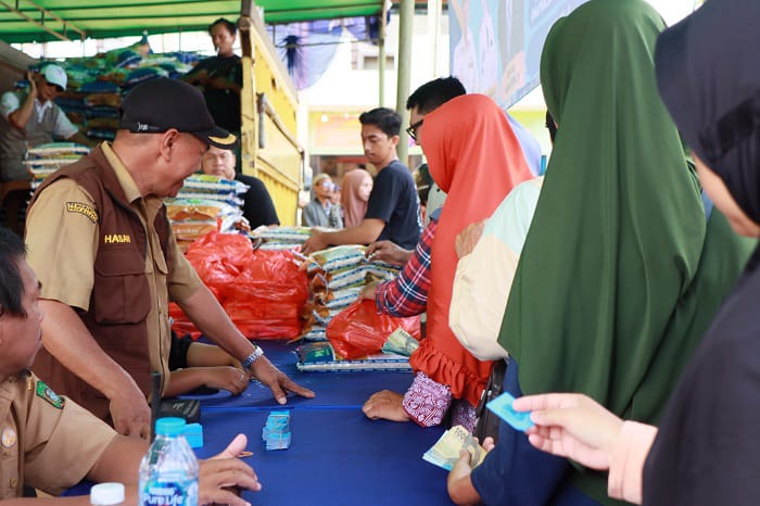 Masyarakat saat antri membeli paket bahan pangan yang dijual di Operasi Pasar Murah di Singkawang sejak 4-5 Maret. Pemkot Singkawang mensubsidi 30 persen bahan pangan yang dijual kepada masyarakat