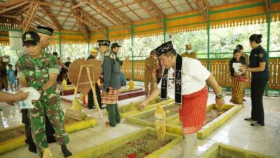 Pj Bupati Sanggau Suherman bersama forkompinda dan tokoh masyarakat berziarah ke makam raja-raja Sanggau di Desa Mengkiang untuk mengenang pendiri Sanggau, Senin (25/3)