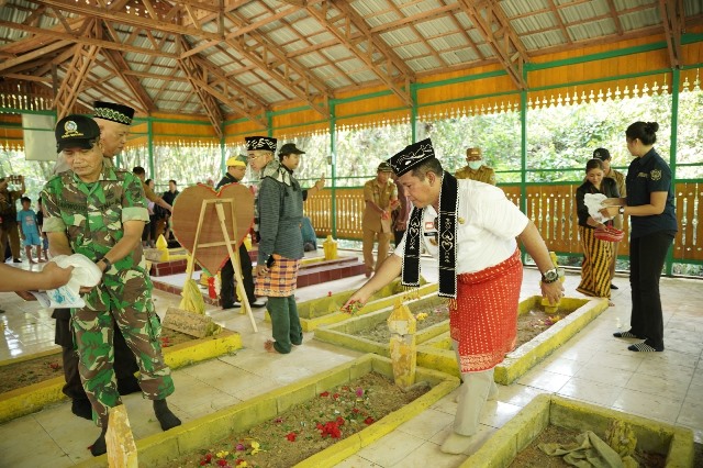 Pj Bupati Sanggau Suherman bersama forkompinda dan tokoh masyarakat berziarah ke makam raja-raja Sanggau di Desa Mengkiang untuk mengenang pendiri Sanggau, Senin (25/3)