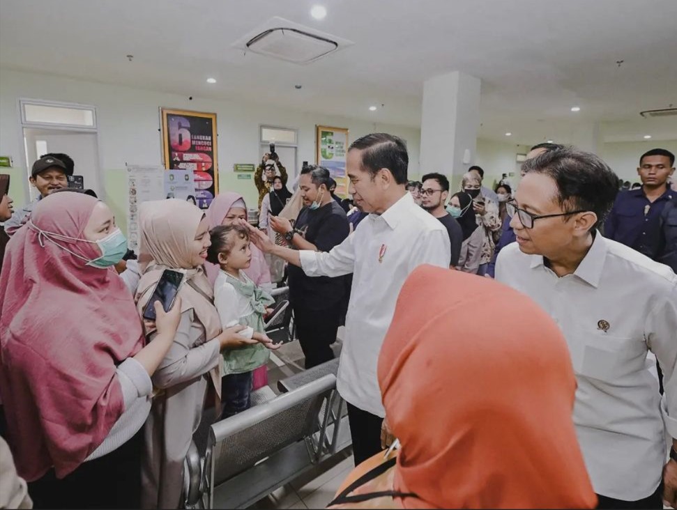 Presiden RI Joko Widodo meninjau rumah sakit di Pontianak yakni RSUD Sultan Sy Abdurrahman Alkadri, Kamis (21/3). Kedatangan Jokowi tak ayal disambut antusias tidak hanya pasien yang sedang berobat namun juga tenaga medis maupun perawat yang ingin foto selfi. Foto: ist/tmB