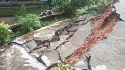 Beberapa titik jalan di Kota Sanggau mengalami tanah bergerak sehingga mengakibatkan keretakan panjang bahkan longsor. Foto: pek