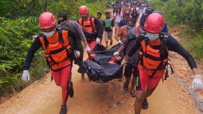 Operasi pencarian terhadap Suvendi (54) akhirnya membuahkan hasil. Tim SAR gabungan menemukan jasad Suvendi di Sungai Kayan pada Sabtu (9/3) sore. Foto: ist/SAR/tmB