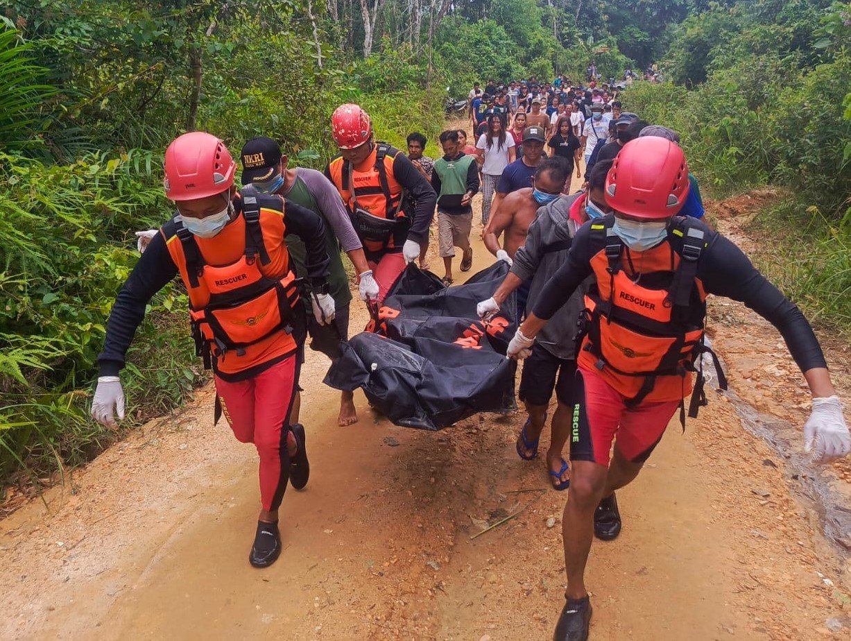 Operasi pencarian terhadap Suvendi (54) akhirnya membuahkan hasil. Tim SAR gabungan menemukan jasad Suvendi di Sungai Kayan pada Sabtu (9/3) sore. Foto: ist/SAR/tmB