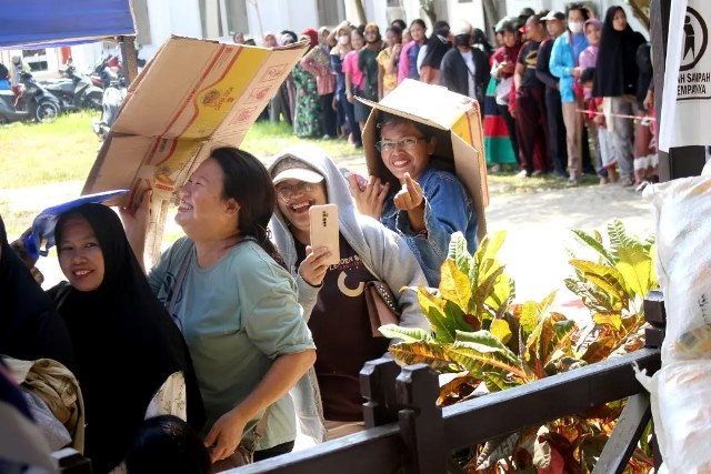 Warga antusias antre untuk membeli sembako murah yang dijual dengan harga Rp150 ribu di halaman Kantor Kecamatan Sui Ambawang, Rabu (20/3). Foto: tmB