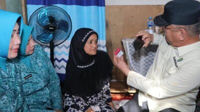 Pj Gubernur Kalbar Harrison saat menyambangi Syf Nuraini warga miskin ekstrem di Sanggau, Minggu (3/3). Nuraini kemudian mendapatkan bantuan pemasangan listrik dan ledeng gratis