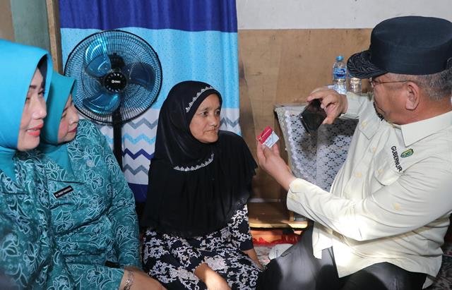 Pj Gubernur Kalbar Harrison saat menyambangi Syf Nuraini warga miskin ekstrem di Sanggau, Minggu (3/3). Nuraini kemudian mendapatkan bantuan pemasangan listrik dan ledeng gratis