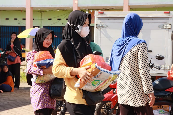 Warga membeli beras saat pasar murah. Dinas Perdagangan, Perindustrian, Koperasi dan UKM Kota Singkawang menjamin stok beras dijamin aman untuk tiga bulan kedepan. Foto: uck