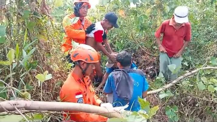 Misteri hilangnya Sutarjo seorang kakek berusia 59 tahun akhirnya berakhir. Ia berhasil ditemukan oleh Tim SAR gabungan dibantu warga di dalam hutan belukar jauh di dari belakang rumhnya pada Senin (25/3) sore. Foto: ist/SAR/tmB