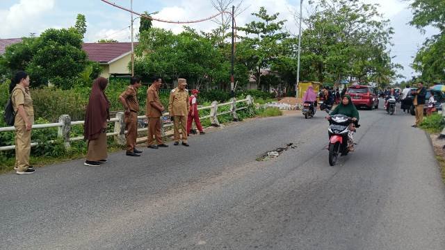 Pj Bupati Kubu Raya Kamaruzaman saat melihat jembatan di jalan raya Sui Kakap yang terancam roboh. Ia pun meminta Pemprov Kalbar dapat melakukan perbaikan